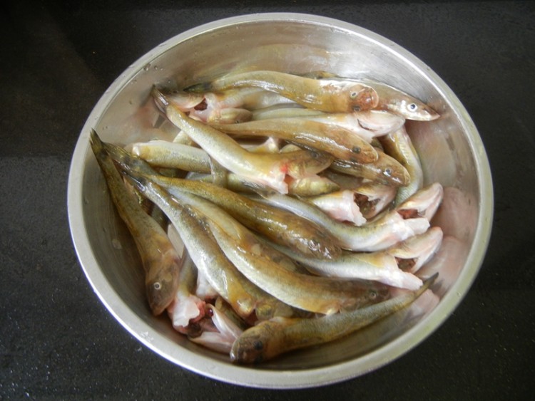 油炸小梭鱼步骤1
