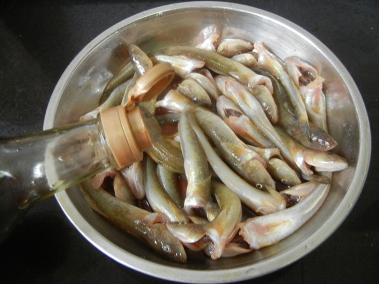 油炸小梭鱼步骤4