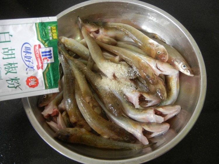 油炸小梭鱼步骤3