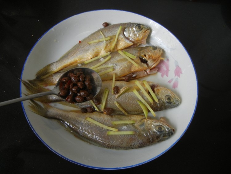 豆豉蒸小黄鱼步骤3