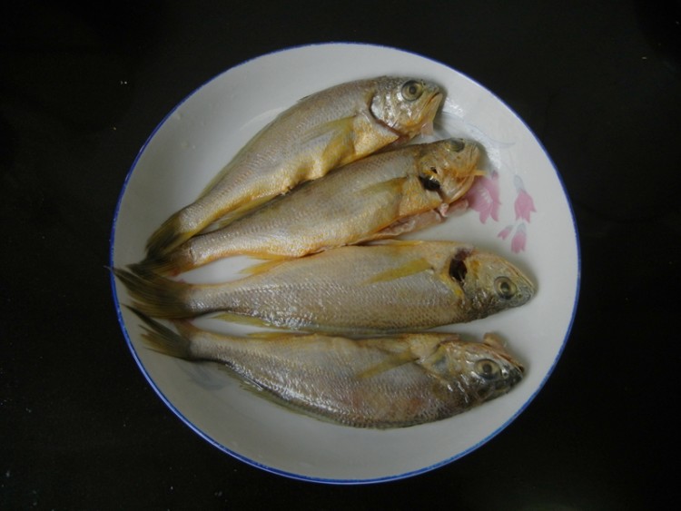 豆豉蒸小黄鱼步骤1