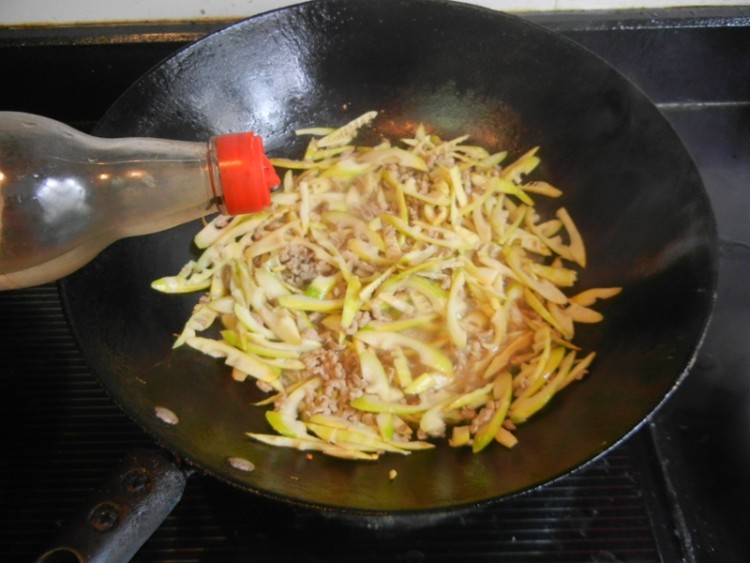 雷笋炒肉丝步骤6