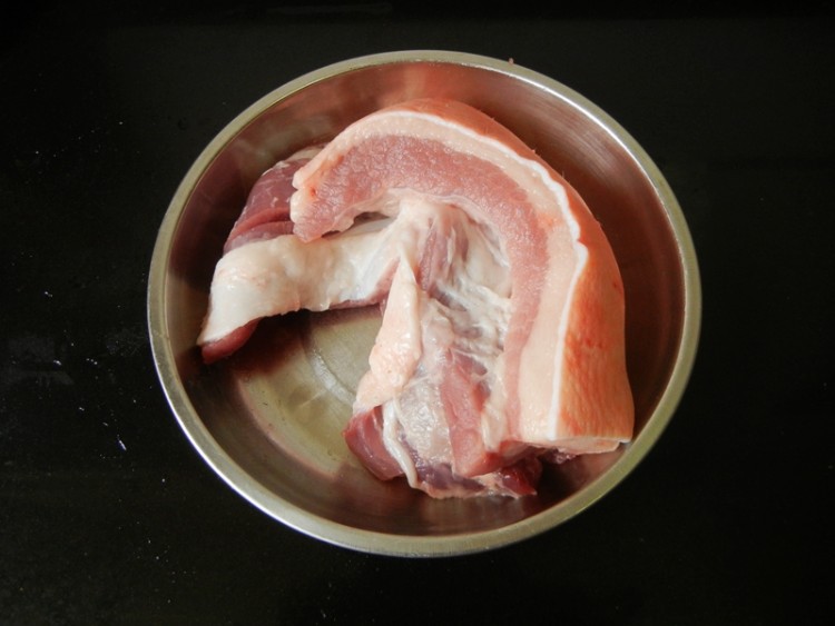 干子烧肉步骤1