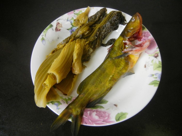 盐酸菜煮黄蜡丁步骤1