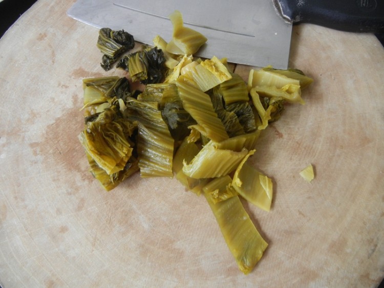 盐酸菜煮黄蜡丁步骤3
