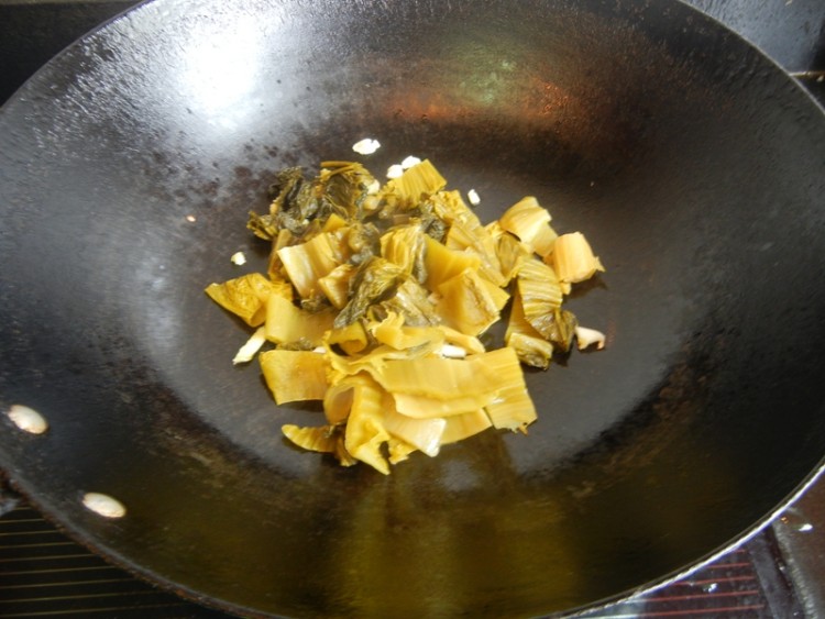 盐酸菜煮黄蜡丁步骤4