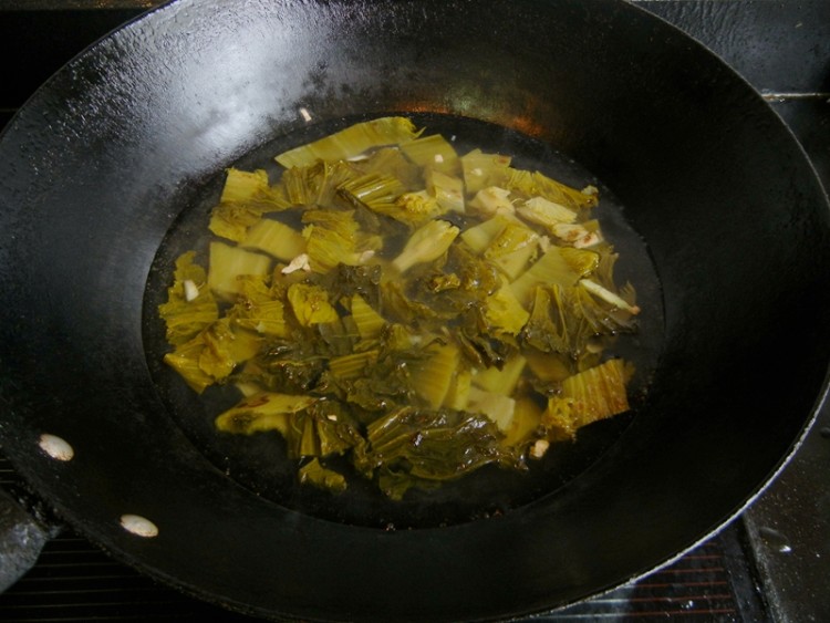 盐酸菜煮黄蜡丁步骤5