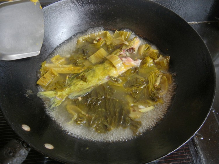 盐酸菜煮黄蜡丁步骤6