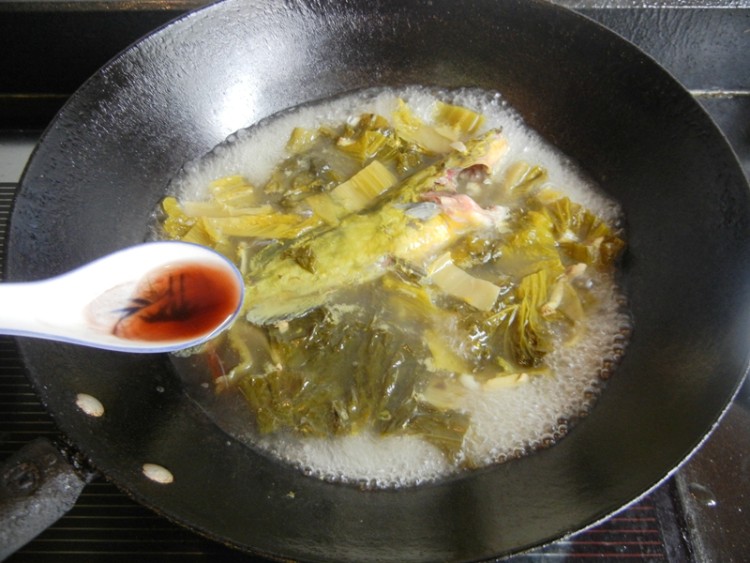 盐酸菜煮黄蜡丁步骤7