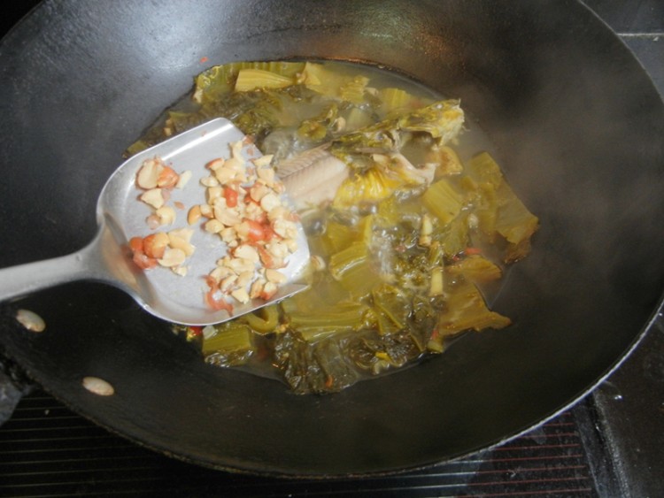 盐酸菜煮黄蜡丁步骤9