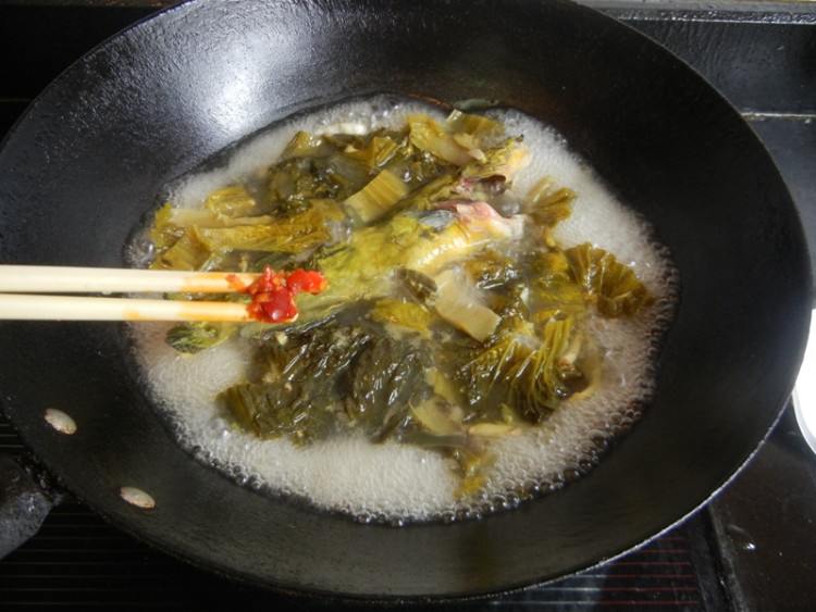 盐酸菜煮黄蜡丁步骤8