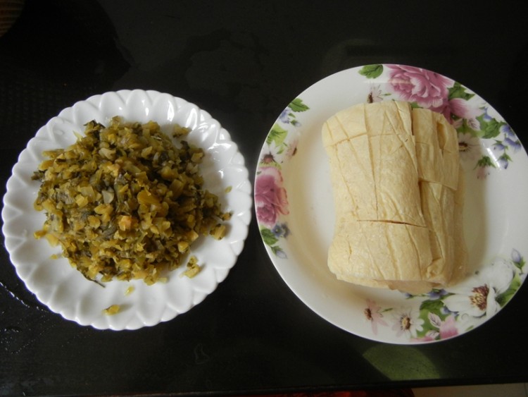 冻豆腐酸菜黑鱼汤步骤2
