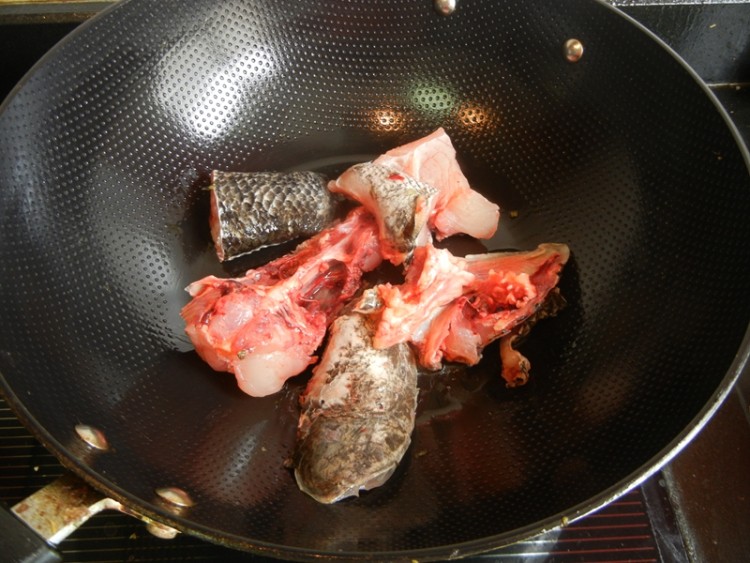 冻豆腐酸菜黑鱼汤步骤6