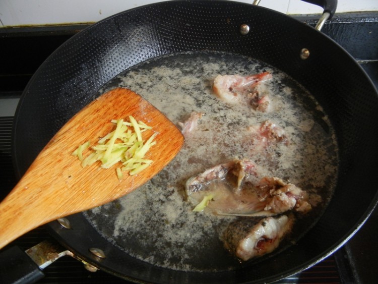 冻豆腐酸菜黑鱼汤步骤7