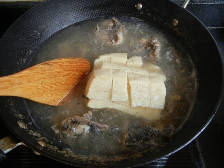 冻豆腐酸菜黑鱼汤步骤9
