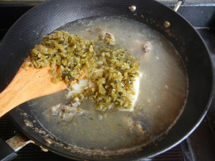 冻豆腐酸菜黑鱼汤步骤10