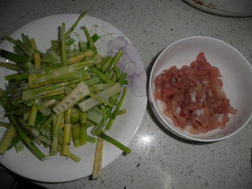 小笋炒肉丝咸菜步骤2