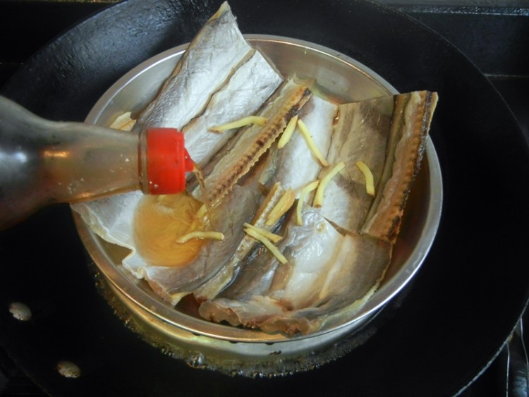 西芹拌鳗鲞步骤4