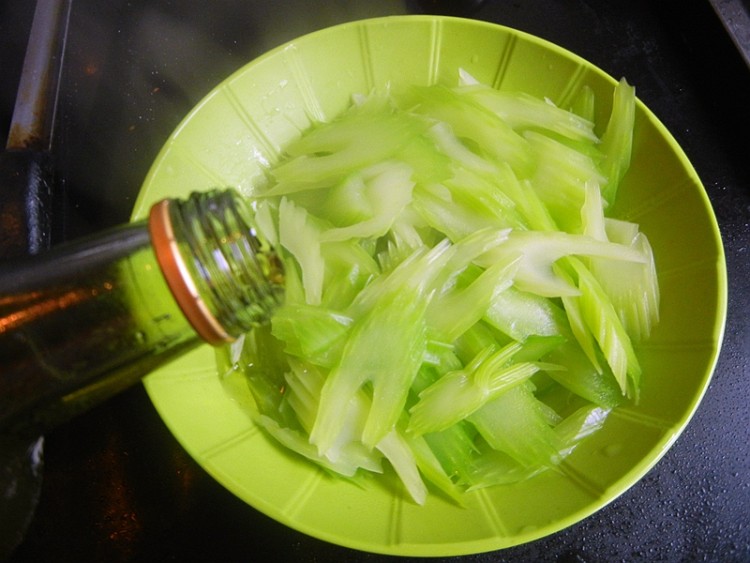 西芹拌鳗鲞步骤9