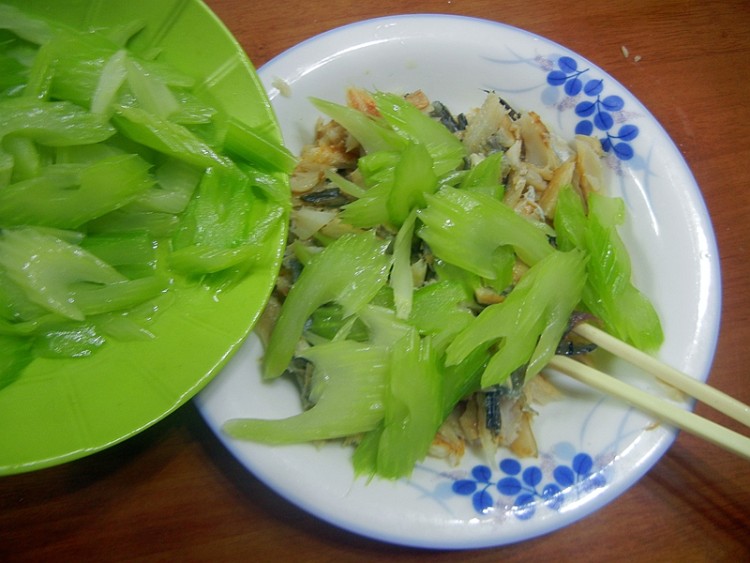西芹拌鳗鲞步骤10