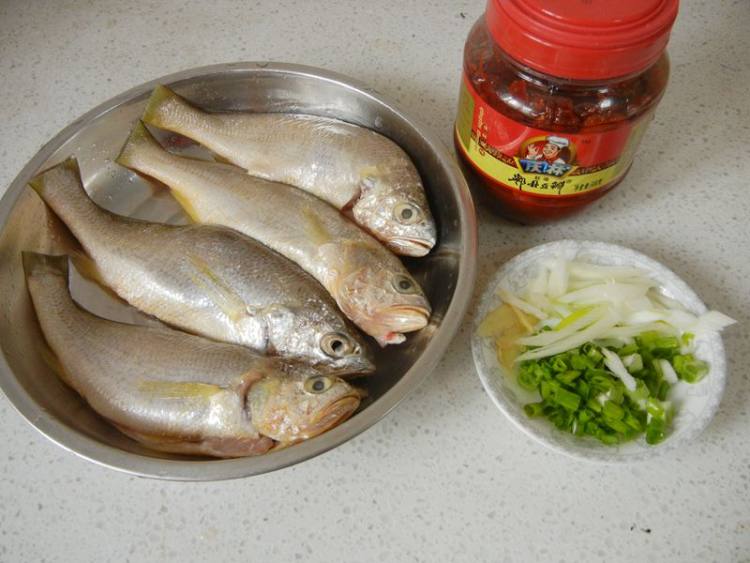 豆瓣辣酱蒸小黄鱼步骤1