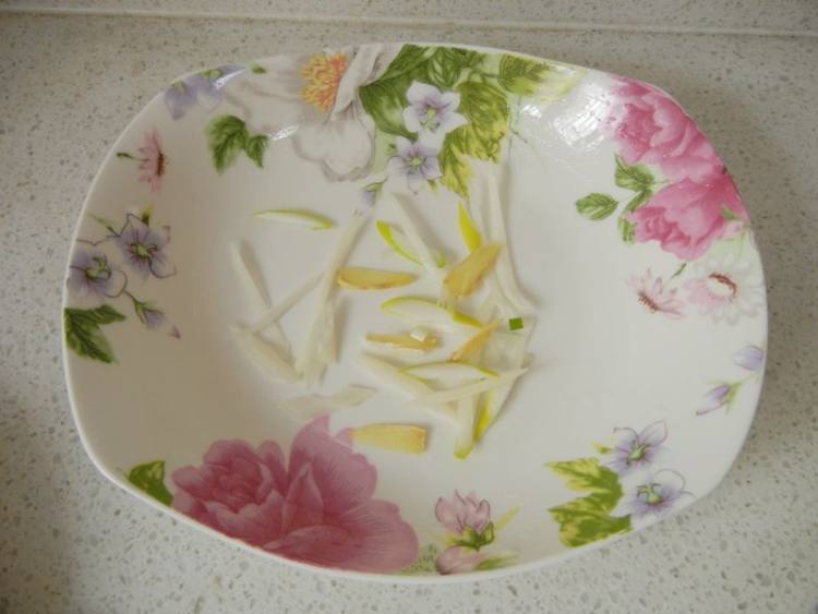 豆瓣辣酱蒸小黄鱼步骤3