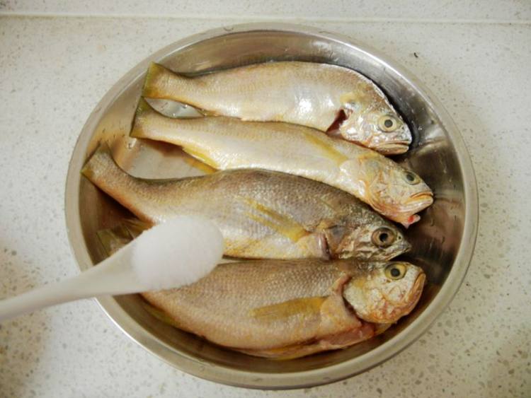 豆瓣辣酱蒸小黄鱼步骤2