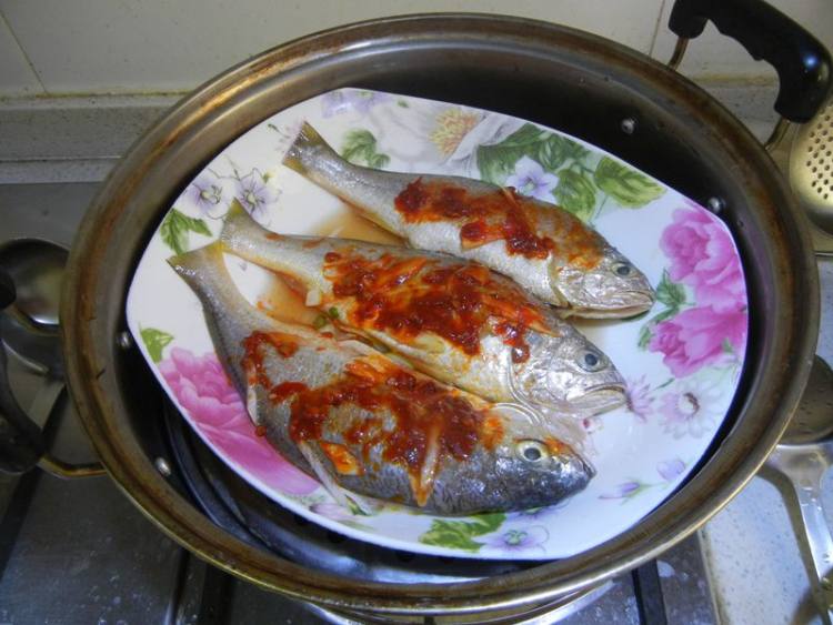 豆瓣辣酱蒸小黄鱼步骤6
