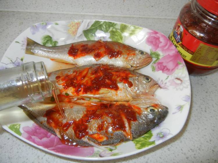 豆瓣辣酱蒸小黄鱼步骤5