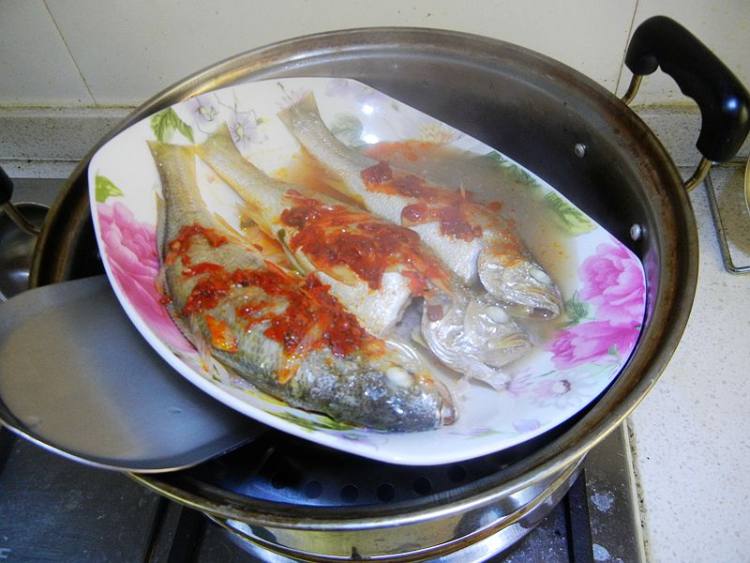 豆瓣辣酱蒸小黄鱼步骤8