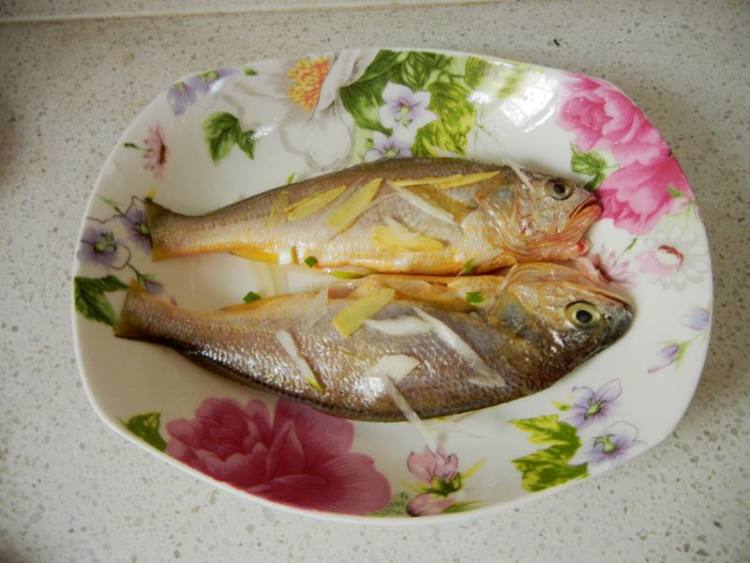 豆瓣辣酱蒸小黄鱼步骤4