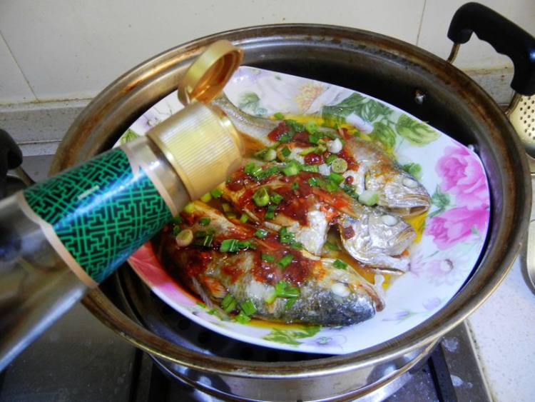 豆瓣辣酱蒸小黄鱼步骤11