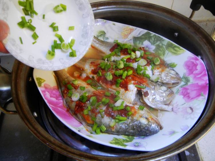 豆瓣辣酱蒸小黄鱼步骤9