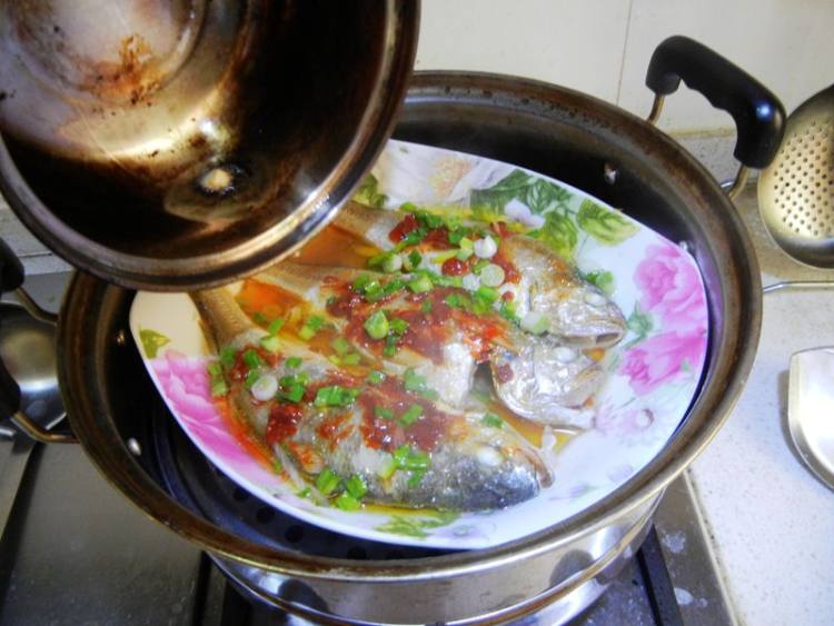 豆瓣辣酱蒸小黄鱼步骤10