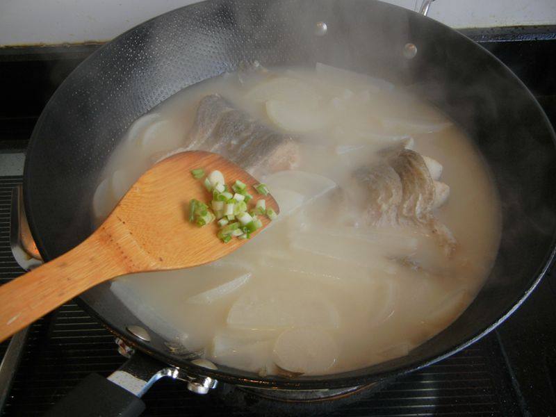 萝卜片炖鲢鱼步骤10