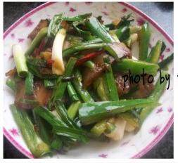 青椒蒜苗炒腊肉步骤6