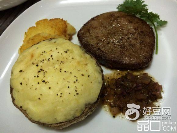 芝士焗珍宝菇配谷饲肉