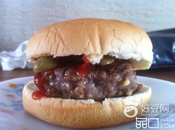 简单牛肉汉堡