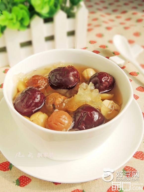 银耳莲子红枣桂圆汤