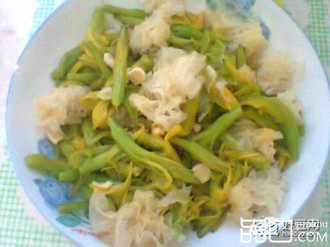 黄花菜拌银耳