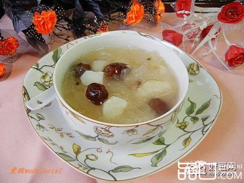 荸荠蜜枣银耳羹