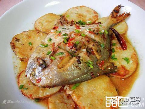 土豆烤鲳鱼