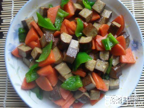 胡萝卜豆腐干炒辣椒