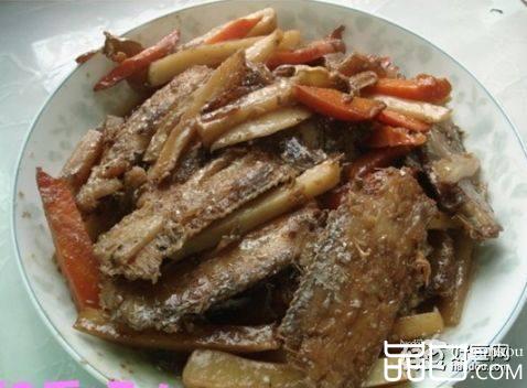 带鱼炖土豆胡萝卜
