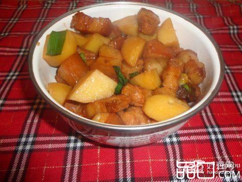 五花肉闷土豆