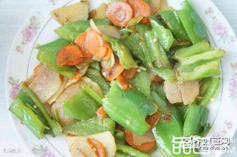 胡萝卜片土豆片炒尖椒