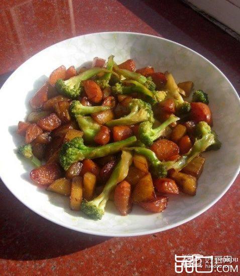 西兰花炒土豆胡萝卜块