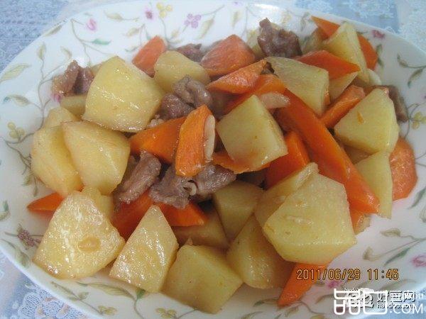 家常土豆炖胡萝卜