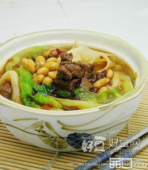 浇汁牛肉黄豆面