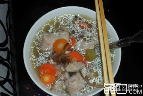 胡萝卜茶树菇汤